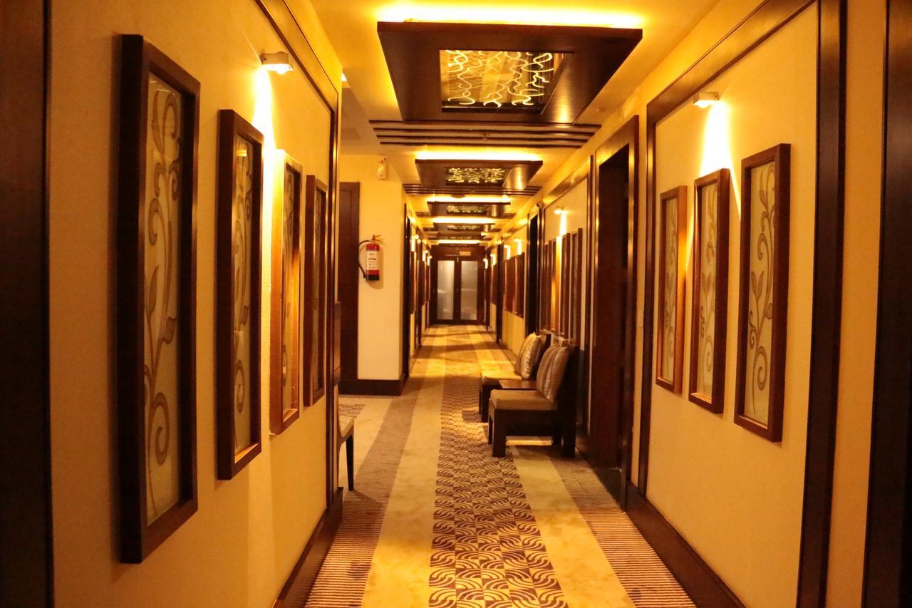 The Land Mark Benares Buitenkant foto